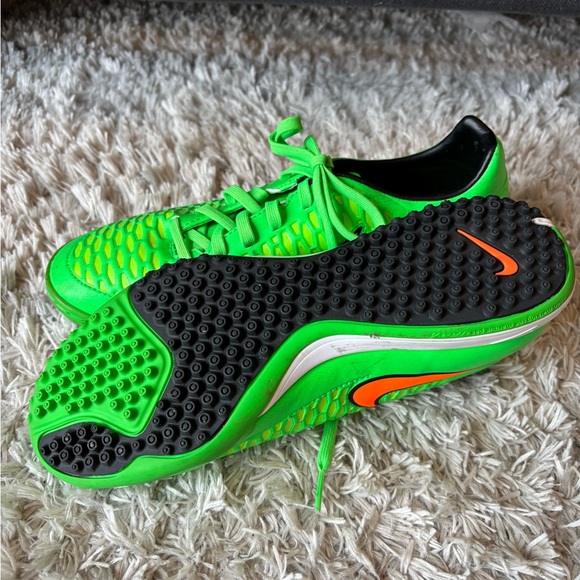 NIKE. Low cleat soccer shoes. Lime green with orange swish detailing. Size 8 - Picture 4 of 4